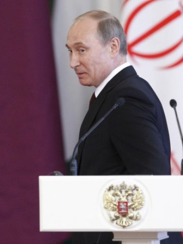 <p>
	Путин гарантира престой на Сноудън, ако той сложи край на разкритията си. <em>Снимка: Ройтерс</em></p>
