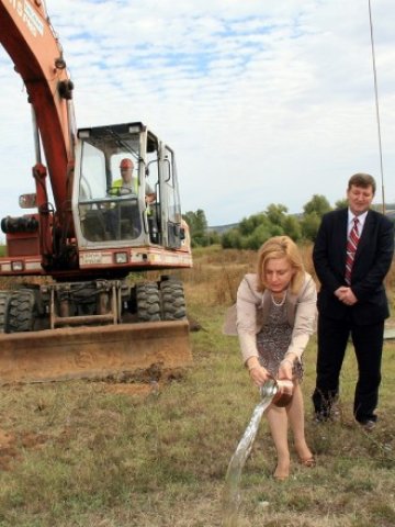 <p>
	Министър Десислава Терзиева даде старт на строителството на обходния път на Монтана.&nbsp;<em> Снимка: БТА</em></p>
