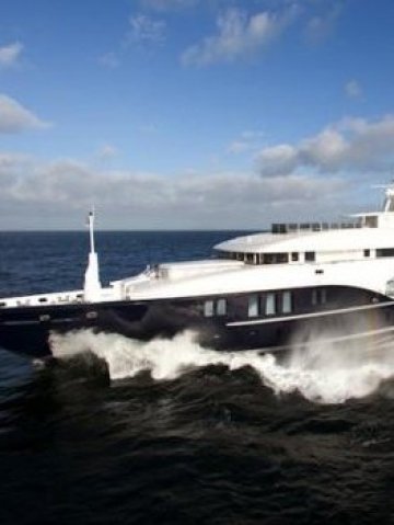 <p><span lang="bg-BG">Дългата 73,5 метра мегаяхта </span><span lang="en-US">Sapphire </span><span lang="bg-BG">струва 75 млн. евро. </span><i><span lang="bg-BG">Снимка:  </span>Nobiskrug</i><sp></sp></p>