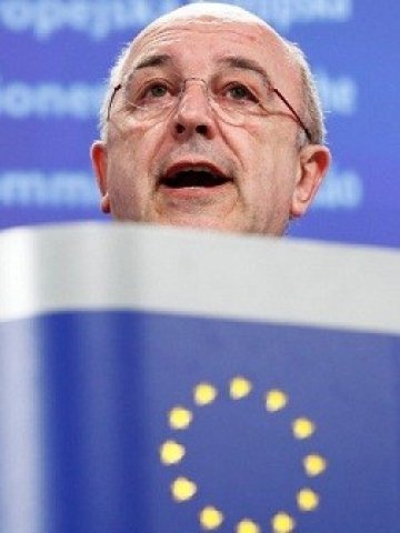 <p style="margin-bottom: 0cm;">Еврокомисарят Хоакин Алмуня по време на заседанието днес. <i>Снимка</i>: Ройтерс</p>