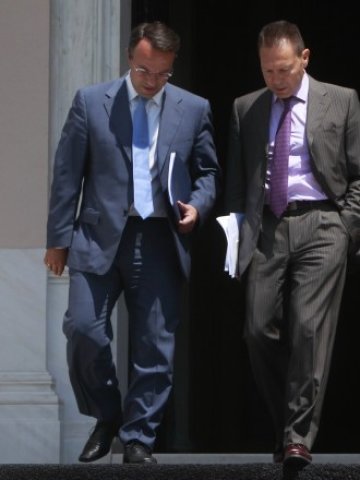 <p>
	Mинистърът на финансите Янис Стурнарас и неговият заместник. <em>Снимка: Ройтерс</em></p>
