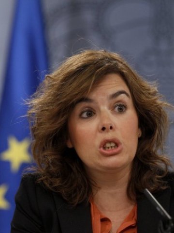 <p>
	<em>Вицепремиерът на Испания Сорая Саенз де Сантамария на пресконференция в Мадрид, след обявяването на бюджетнните съкращения.&nbsp;</em><em>Снимка: Ройтерс</em></p>
