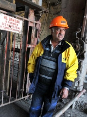 <p>
	Миньорите получиха забавените заплати днес следобед. <em>Снимка: БТА</em></p>
