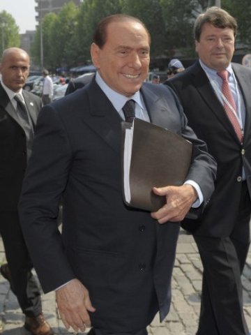 <p>
	Според анализатори завръщането на бившия италиански премиер Силвио Берлускони би било опасно за страната. <em>Снимка: Ройтерс</em></p>
