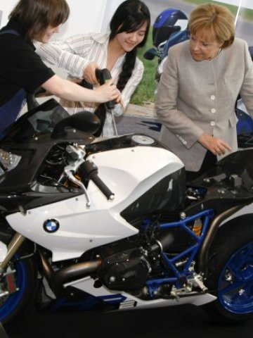 <p>
	Германският канцлер Ангела Меркел във фабрика на BMW. <em>Снимка: Ройтерс </em></p>
