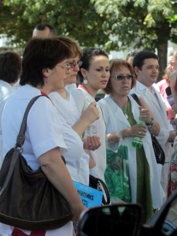 <p>
	Фармацевти на мълчалив протест пред сградата на здравното министерство.<em> Снимка: БТА</em></p>
