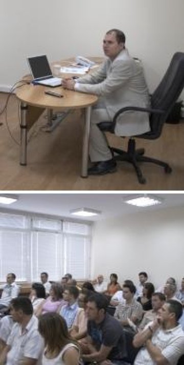 Лекторът на първата среща Владо Панев и част от членовете на новия клуб. Снимки: Investor.bg