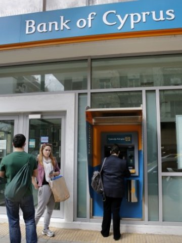 <p>
	Опашка пред банкомат в Никозия. <em>Снимка: Ройтерс</em></p>
