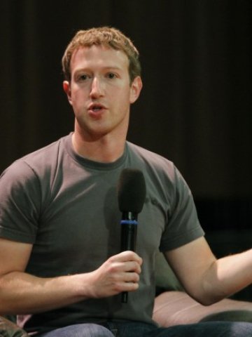 <p>
	Марк Зукърбърг обеща да не продаде нито една своя акция поне в рамките на година. <em>Снимка: Ройтерс</em></p>
