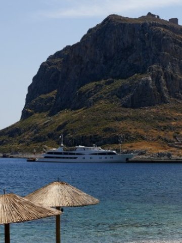 <p>
	Остров Монемвасия на югоизток от Пелопонес.<em> Снимка: Ройтерс</em></p>
