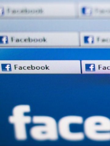 <p>
	Потребителите на социалната мрежа споделят всеки ден 2,5 млрд. линка. <em>Снимка: Ройтерс</em></p>
