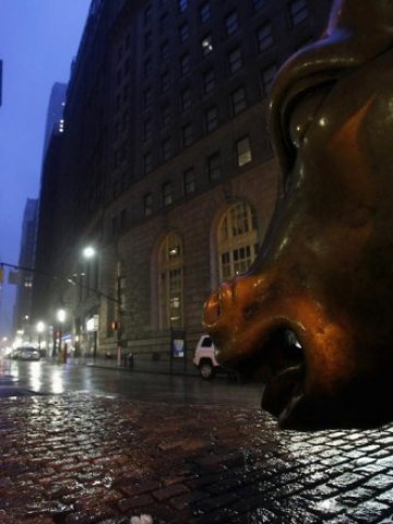 <p style="margin-bottom: 0cm">
	Скулптурата на бика на Уол Стрийт в края на бурята. <em>Снимка: Ройтерс</em></p>
