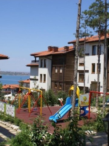 <p>
	Комплекс Санта Марина, гр. Созопол.&nbsp;<em>Снимка: santamarina.bg</em></p>
