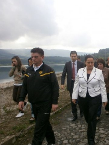 <p>
	<em>Министърът на регионалното развитие Лиляна Павлова прави инспекция на стената на язовир &quot;Студена&quot;&nbsp; Снимка: БТА</em></p>
