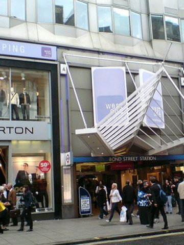 <p>
	<em>Бонд Стрийт, Лондон. Снимка: OliverN5. Лиценз: <strong><a href="http://creativecommons.org/licenses/by-nd/2.0/deed.en" target="_blank">Creative Commons</a></strong></em><br />
	&nbsp;</p>
