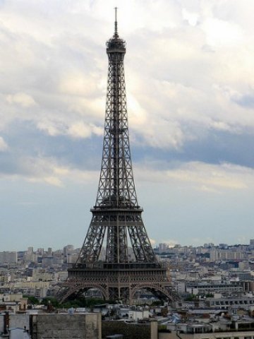 <p>
	Париж винаги е бил един от най-атрактивните пазари за инвестиции. <em>Снимка:&nbsp;HarshLight. Лиценз:&nbsp;<a href="http://creativecommons.org/licenses/by-nd/2.0/deed.en" target="_blank">Creative Commons</a></em></p>
