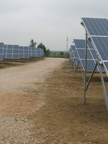 <p>
	<em>За последните два месеца към енергийната мрежа бяха присъединени значителен брой слънчеви панели </em>&nbsp; Снимка: БТА</p>
