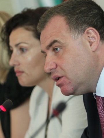 <p>
	Земеделският министър Мирослав Найденов се включи активно в днешната дискусия&nbsp;.&nbsp; &nbsp;Снимка: БТА</p>
