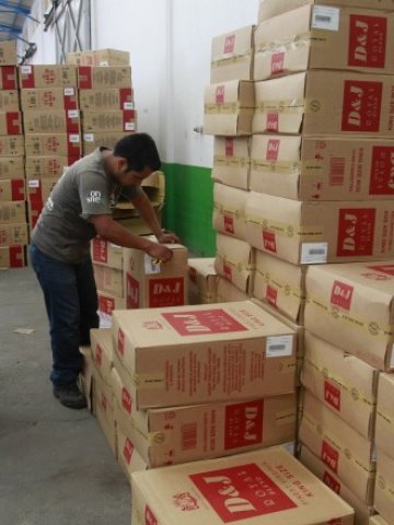 <p>
	Мексикански работник във фабрика за цигари.<em> Снимка: Ройтерс</em></p>
