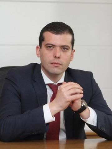<p>
	<em>Александър Киров, директор &bdquo;Глобални трансакции&ldquo;, УниКредит Булбанк</em></p>
