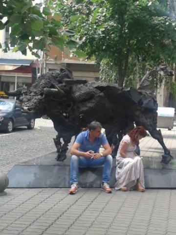 <p style="text-align: justify;">
	Бикът пред сградата на БФБ-София. <em>Снимка: Investor.bg</em></p>
