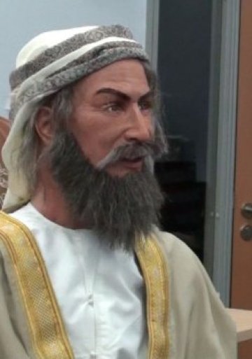 Хуманоиден робот говори на арабски