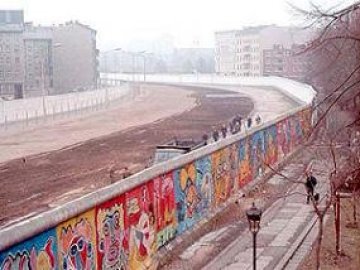 Във Франция изникна Берлинската стена от шоколад