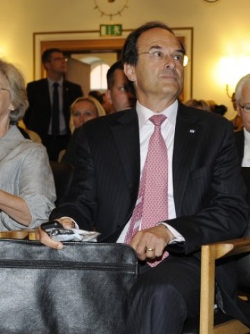 <p>
	Проф. Денис Сноуър. <em>Снимка: Ройтерс</em></p>
