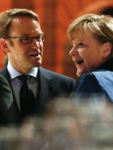 <p>
	Германският канцлер Ангела Меркел и шефът на Bundesbank Йенс Вайдман. <em>Снимка: Ройтерс</em></p>

