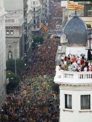 <p>
	Демонстрация в подкрепа на независимостта на Каталуния в Барселона по време на националния празник на страната &ndash; 11 септември, 2012 г. <em>Снимка: Ройтерс</em></p>
