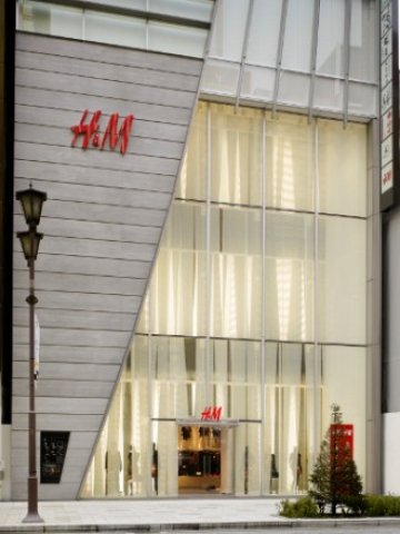 <p>
	Магазин на H&amp;M в Барселона. <em>Снимка: H&amp;M</em></p>
