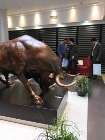 <p>
	Бикът в офиса на ПИБ на бул. Драган Цанков и трима от миноритарните инвеститори на срещата от 1 февруари 2016 г. СНИМКА: <em>Investor.bg</em></p>
