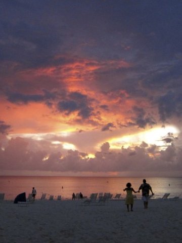 <p>
	Залез над Seven Mile Beach, Джордж Таун, Кайманови острови. <em>Снимка: Ройтерс</em></p>
