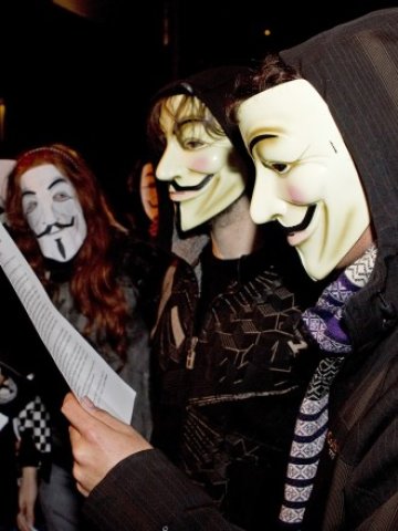 <p>
	Членовете на групата Anonymous са известни с маските Гай Фокс, станали популярни от романа &bdquo;В като вендета&rdquo;. <em>Снимка: Ройтерс</em></p>

