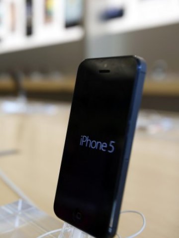 <p>
	iPhone се продава по-слабо, но пък има много висок марж. <em>Снимка: Ройтерс</em></p>
