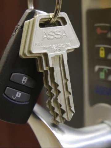 <p>
	&nbsp;Собствениците на фирми ще имат възможност да отключват и заключват помещенията си дистанционно. <em>Снимка: Ройтерс</em></p>
