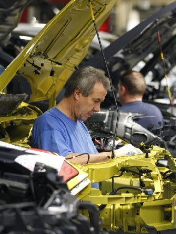 <p>
	Сглобяване на Ford Focus III в германския Зарлуис.<em> Снимка: Ройтерс</em></p>

