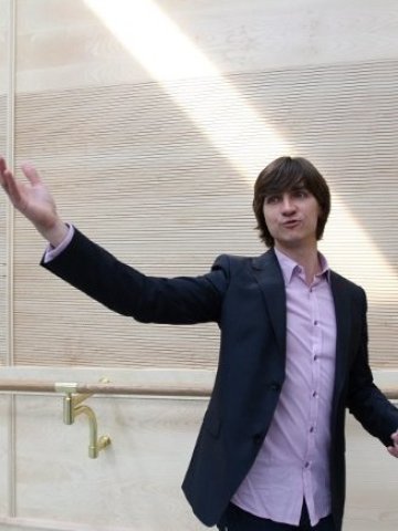 <p>
	Сергей Филин показва главната репетиционна зала.<em> Снимка: БТА</em></p>

