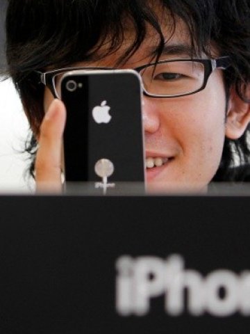 <p>
	Японците са луди по iPhone. <em>Снимка: Ройтерс</em></p>
