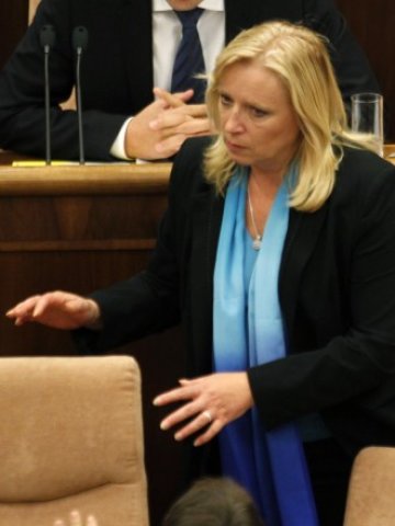 <p>
	Премиерът на Словакия Ивета Радичова, която изгуби вота на доверие. <em>Снимка: Ройтерс</em></p>
