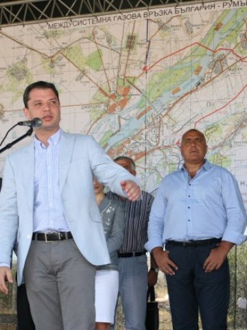 <p>
	<em>При първата копка присъстваха премиерът Бойко Борисов (вдясно), министърът на икономиката Делян Добрев и др</em>. &nbsp; Снимка:БТА</p>
