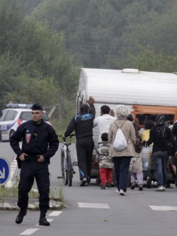 <p>
	Френското правителство е критикувано заради принудителното експулсиране на роми.&nbsp;<em>Снимка: Ройтерс</em></p>
