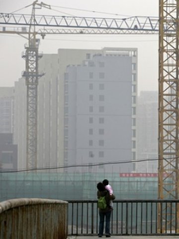 <p>
	Очаква се Пекин да въведе още рестриктивни мерки, за да свали допълнително цените на жилищата. <em>Снимка: Ройтерс</em></p>
