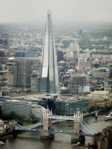 <p>
	Недовършеният небостъргач The Shard в Лондон, където един от апартаментите се продава за 50 млн. паунда.<em> Снимка: Ройтерс</em></p>

