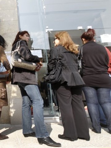 <p>
	Гърци се редят на опашка за получаване на помощи за безработни. <em>Снимка: Архив Ройтерс</em></p>
