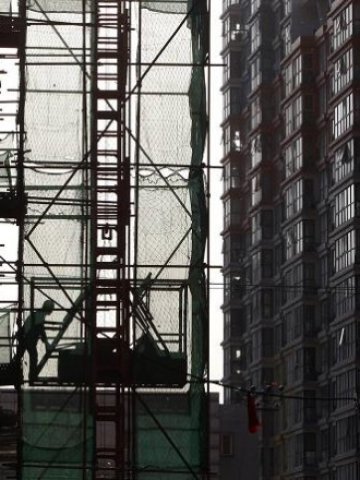 <p>
	Строителство в Пекин. <em>Снимка: Ройтерс</em></p>
