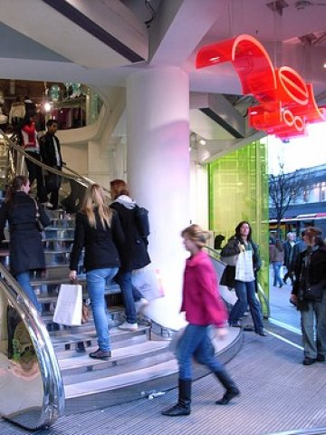 <p>
	Магазин на New Look&nbsp;в Лондон.<em> Снимка: stevecadman. Лиценз: <a href="http://creativecommons.org/licenses/by-sa/2.0/deed.en" target="_blank"><strong>Creative Commons</strong></a></em></p>
