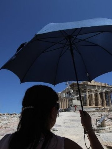 <p>
	Има ли кой да опъне спасителен чадър над Гърция?<em> Снимка: Ройтерс</em></p>
