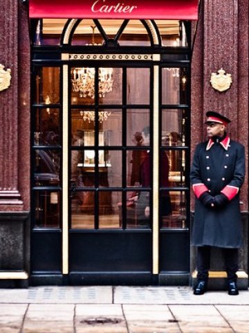 <p style="margin-bottom: 0cm">
	Магазин на Cartier на Ню Бонд Стрийт в Лондон - най-скъпата луксозна търговска улица в Европа. <em>Снимка: garryknight, лиценз: <a href="http://creativecommons.org/licenses/by/2.0/" target="_blank">Creative Commons</a></em></p>
