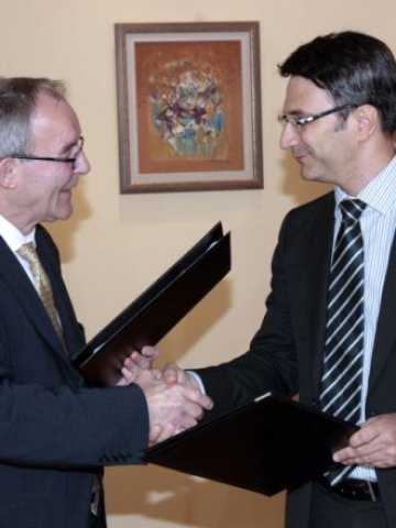 <p>
	Министърът на икономиката, енергетиката и туризма Трайчо Трайков и директорът на отдел &bdquo;Ядрена безопасност&quot; в ЕБВР Винс Новак (вляво ) се поздравяват след подписването на документите.</p>
<p>
	Снимка: Министерство на икономиката, енергетиката и туризма</p>
<p>
	&nbsp;</p>
